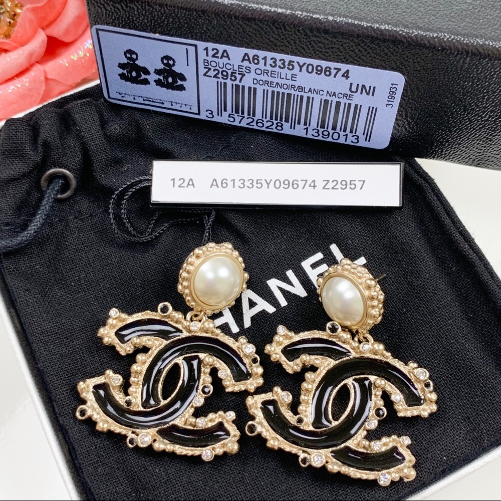 CHANEL Gold Vintage Style CC Logo earrings - Picture 3 of 8